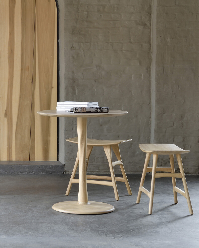 Dining tables in solid wood