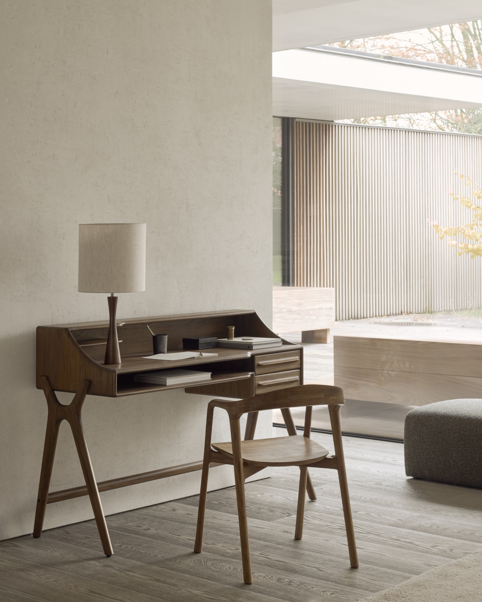 Büro FLOW in Massiv Teakholz gefärbt in wild Brown mit Stuhl der Kollektion BOK in modernem weißem Interieur.