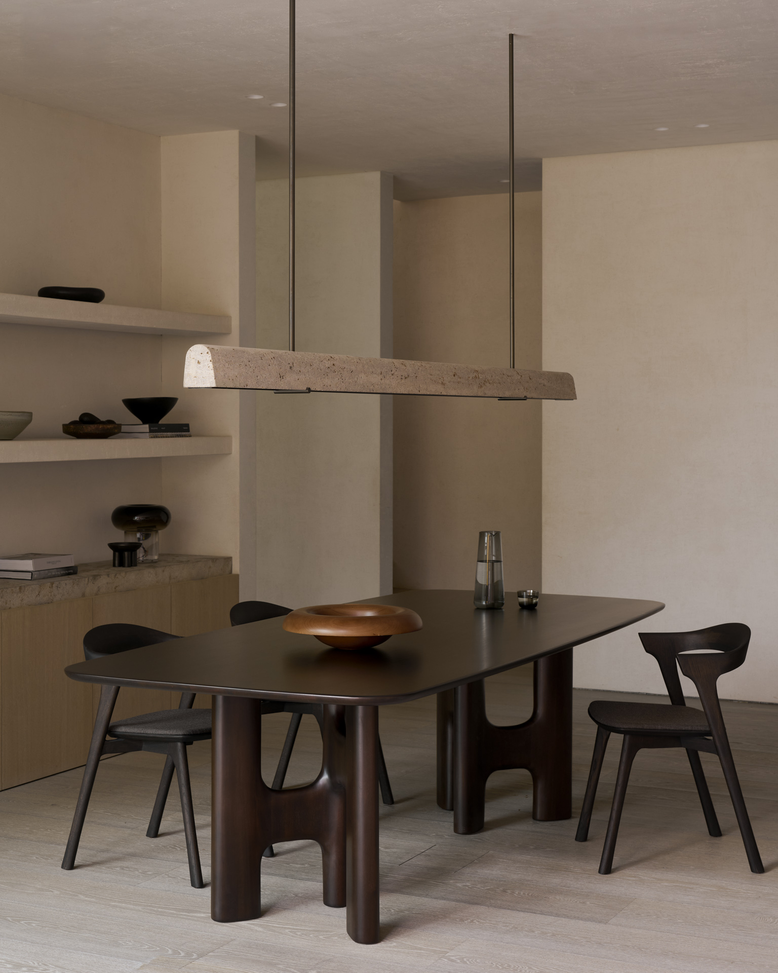 Flow Tisch in dunkelbraun designt von Alain van Havre für die Marke Ethnicraft, hier kombiniert mit dunkelbraune Stühle Bok in modernen hellen Esszimmer.