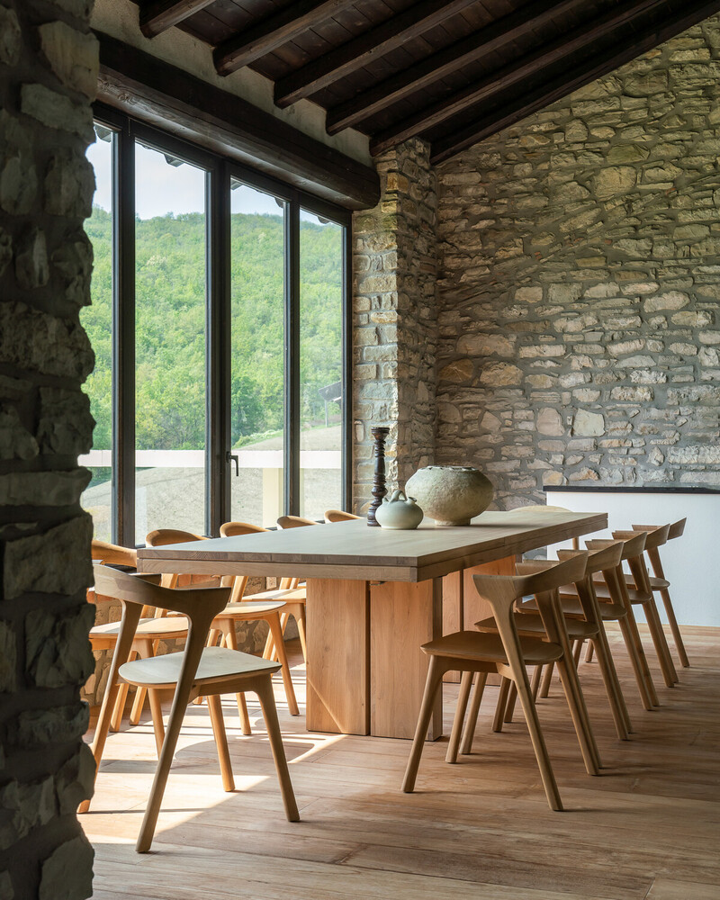 Dining tables in solid wood