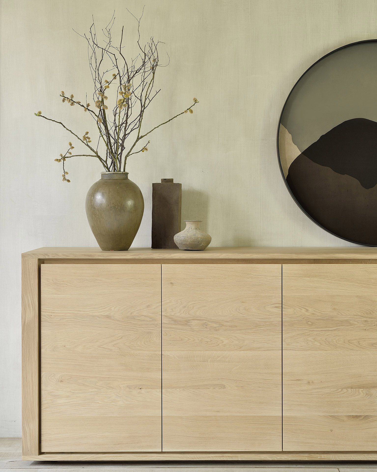 Ethnicraft Shadow buffetkast in een interieur